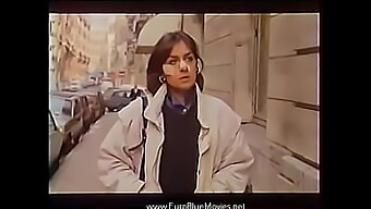 Büyük Göğüslü Hemşirelerin Yer Aldığı Retro Bir Fransız Filmi, Sıcak Sahnelerde